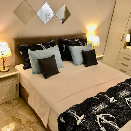 Charming View Old Town Ap, With Free Parking 아파트